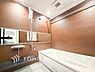 浴室：【Bathroom】1日の疲れを取り心身を癒すことができる住まいの中のリラクゼーション空間、リラックスできるよう優しいカラーをチョイスしました。時を忘れるほどのんびりできる空間に。