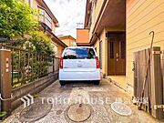 【Car space】ゆったりとした駐車スペースを確保いたしましたので、大きめのお車でも駐車可能です。自転車やバイクなど、ゆとりのある敷地で置き場所に困ることはないでしょう。