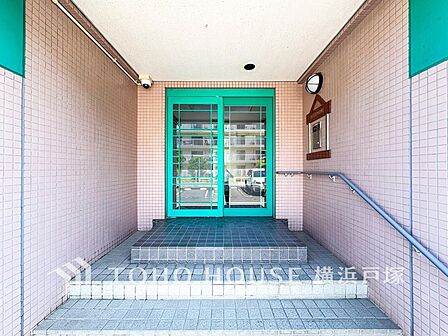 「Entrance」エントランスは毎日の行き帰りで使う大事な空間です。明るい基調で華やかなデザインなので、毎日も気持ちよく、またご友人なども素敵に迎え入れられます。