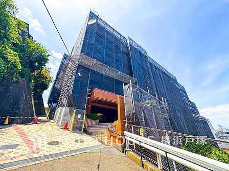 【Appearance】その邸が魅せる、気品・上質・重厚感・細やかさ、そのすべては訪れた者に安らぎと品性を与える特別な空間です。ここに住むからこそ意味がある。すべての（始まり）をここから迎えます。