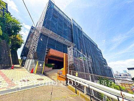 【Entrance】上質な第一印象を演出するエントランス。洗練されたデザインと心地よい空間が、訪れる人を温かく迎えます。