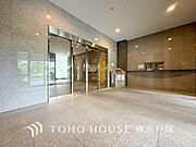 【Reception】エントランスにある温かみのある受付。住まう人に安心と快適を提供し心地よい毎日をサポートします。