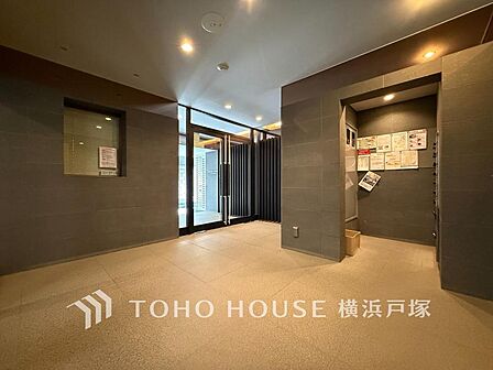 【Entrance】いくつかの種類の石と、木質系の素材が創出する雰囲気は、現代的な「和」の風情を感じさせます。