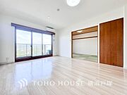 「Living room」広々としたリビングダイニングは、シックでモダンな内装。落ち着いた雰囲気に包まれて、伸びやかな空間の中で、ゆったりと家族団らんのひとときを過ごせます。