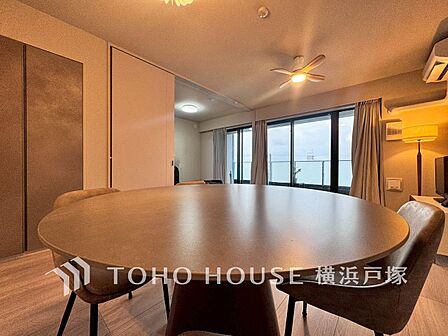 【Living room】明るく開放的な空間が広がるLDK。室内には豊かな陽光が注ぎ込み、爽やかな住空間を演出。