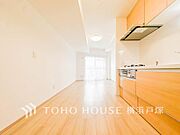 【Living room】広々としたリビングダイニングは、シックでモダンな内装。落ち着いた雰囲気に包まれて、伸びやかな空間の中で、ゆったりと家族団らんのひとときを過ごせます。