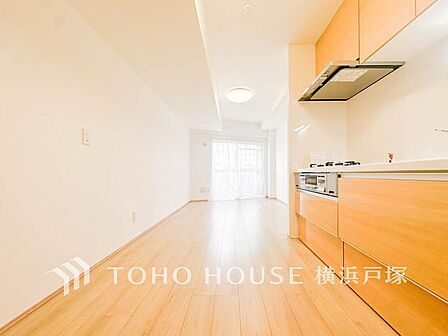 【Living room】広々としたリビングダイニングは、シックでモダンな内装。落ち着いた雰囲気に包まれて、伸びやかな空間の中で、ゆったりと家族団らんのひとときを過ごせます。