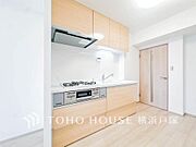 【Kitchen】夫婦そろってキッチンに立っても調理がしやすく余裕の広さ。家事をしながら会話も弾みます。