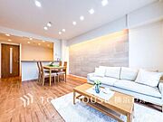 【Living room】明るく開放的な空間が広がるLDK。室内には豊かな陽光が注ぎ込み、爽やかな住空間を演出。