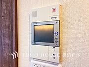 【TVモニタ付きインターホン】誰が来てもわかる様にモニター付きインターホンを設置。快適と安らぎを合わせた優しい設計。