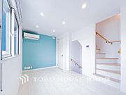 【Living room】光と風が溢れる開放的なリビングダイニングには自然と家族みんなが集まってきます。明るく穏やかな空気の中で飲んだり、食べたり、笑ったり。