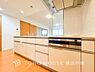 リビング/ダイニング：「Kitchen」ご家族みんなで調理ができる位のスペースを実現したキッチン空間となっております。みんなで作った料理を召し上がりながらの会話は、どのような物になるのでしょうか。