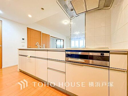 「Kitchen」ご家族みんなで調理ができる位のスペースを実現したキッチン空間となっております。みんなで作った料理を召し上がりながらの会話は、どのような物になるのでしょうか。