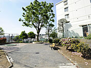 井戸ノ久保北公園(550m)住宅地にある小さな公園。広場が整い、子どもの遊びや散歩など、地域の憩いの場として利用されています。