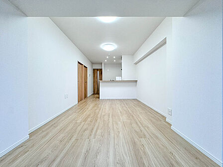 【Living room】ここにはみんなが集い、食事と楽しい会話が始まる。話に夢中になりすぎて、ついつい時を忘れてしまう。そんな束の間の幸せを感じさせてくれる場所。