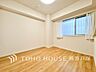寝室：【Room】1日の疲れを癒し、心地よく寛げるようゆったりとした広さを確保しています。プライベートタイムをより優雅に穏やかに…。落ち着いた雰囲気を紡ぎます。