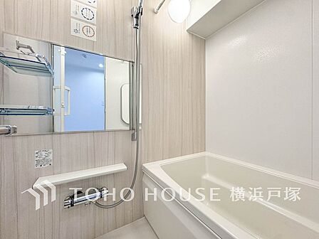 【Bathroom】1日の疲れを取り心身を癒すことができる住まいの中のリラクゼーション空間、リラックスできるよう優しいカラーをチョイスしました。時を忘れるほどのんびりできる空間に。