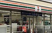 川向町のロードサイドで24時間をスタイリッシュに彩る、機能美に満ちたスマート・ステーション。ドライブの合間や移動中に自分を軽やかに整えられる、頼れるエリアの拠点です。