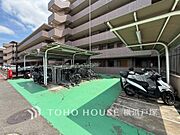 広さがしっかり確保された、敷地内駐輪場。住まう方々に不便を感じさせないような、本邸宅の建築士の配慮が垣間見えます。