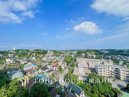 「View」朝のきらめきから夕暮れまで、時の移ろいを愉しむ12階の窓辺。免震構造がもたらす安心感の中で、開放的な眺望に癒やされる毎日。
