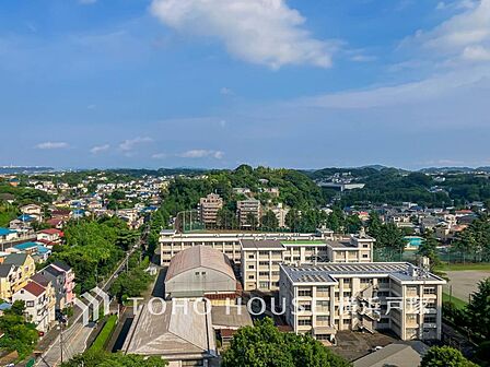 「View」手を伸ばせば、ふれることが出来そうな環境が、そのままインテリアになったような印象です。その豊かな眺望にふさわしい空間には、通風・採光にも優れ、心地よい光と風があふれています。