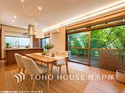 【Living room】一日の中で多くの時間を過ごすことになる住まいだからこそ、いつも穏やかな空間であるように心掛けています。構成する建材などへの配慮が、住まう方の健康を守ります。