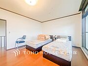 【Room】大きな窓からたっぷりと陽光が注がれる明るい空間。家族の成長に対応できる永住仕様の間取り。時を忘れて過ごす場所として過ごせるお部屋。