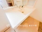 【Powder room】ご家族の1日が始まり、1日の終わりを締めくくる洗面空間。快適に過ごせることはもちろん、気品や優雅さを兼ね備えたパウダールームです。