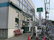 1階では鮮度に拘った生鮮食品、2階では衣料品や薬を販売しています。クリーニング店が併設されています。
