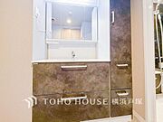 【Powder room】手で洗いたい大切な服など、広く使えると助かる洗面台は汚れの付きにくい形状と素材で造られております。