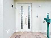 【Entrance】居住者の帰り、訪れる方を優しく迎え、やすらぎに満ちた生活空間を予感させる。健やかな暮らしを楽しめそう。
