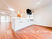 【Kitchen】ご家族みんなで調理ができる位のスペースを実現したキッチン空間となっております。みんなで作った料理を召し上がりながらの会話は、どのような物になるのでしょうか。