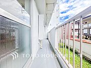 「Balcony」暮らしの中で光と風を演出してくれるバルコニー、見事なまでの開放的な空間を演出しながら、プライベート性も確保された空間は我が家の自慢です。