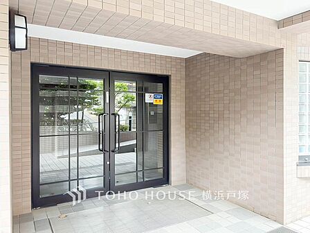 「Entrance」植栽の位置や開放的なエクステリアも含めて美しくトータルにデザインされています。時間のゆとりと空間、爽やかな陽光がもたらす光と風を贅沢なまでに感じる暮らしが始まります。