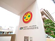 延長保育は最長8時半まで！働くママに嬉しい保育時間です。知育・英会話・運動・絵画・食育・リズム遊びなど、就学前に様々な経験をさせてくれる頼もしい保育園。