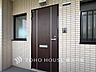 玄関：【Entrance】居住者の帰り、訪れる方を優しく迎え、安らぎに満ちた生活空間を予感させる。健やかな暮らしを楽しめそう。