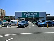 DIY用品から日用品、園芸用品まで、幅広い品揃えを誇る大型ホームセンターです。東京湾フェリー乗り場の近くに位置し、駐車場が広く、車でのアクセスが便利です。