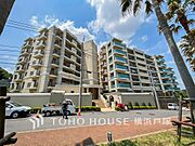 【Appearance】並みに調和した外観デザインのマンション。周囲には住宅が広がり、落ち着いた雰囲気が感じられる環境です。実際に現地をご覧いただくことで、日常の暮らしを想像しやすい立地です。