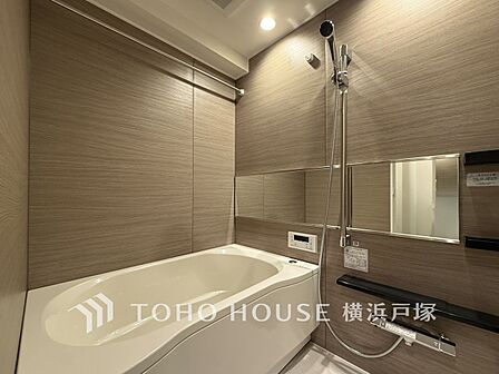 【Bathroom】1日の疲れを取り心身を癒すことができる住まいの中のリラクゼーション空間、リラックスできるよう優しいカラーをチョイスしました。時を忘れるほどのんびりできる空間に。