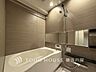 浴室：【Bathroom】1日の疲れを取り心身を癒すことができる住まいの中のリラクゼーション空間、リラックスできるよう優しいカラーをチョイスしました。時を忘れるほどのんびりできる空間に。