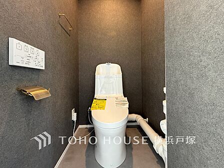 【Toilet】いつまでも清潔な空間であって頂けますように、目に留まるだけではなく、汚れをふき取り易いフロアと壁紙をチョイス致しました。洗浄便座になっておりますので、とても清潔にご使用いただけます。