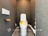 トイレ：【Toilet】いつまでも清潔な空間であって頂けますように、目に留まるだけではなく、汚れをふき取り易いフロアと壁紙をチョイス致しました。洗浄便座になっておりますので、とても清潔にご使用いただけます。