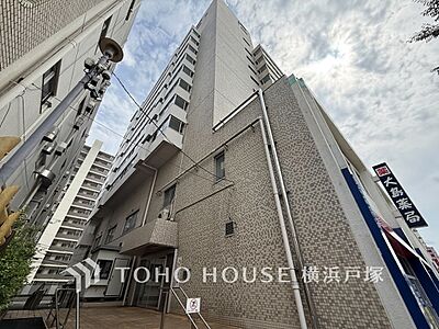外観:【Appearance】堂々たる趣ながら、主張し過ぎずどこか余裕を感じさせるシャープなフォルムで佇む邸宅は、晴天の空と照らし合わせる事で、本来あるべき完成形の姿を見せてくれます。 外観:【Appearance】堂々たる趣ながら、主張し過ぎずどこか余裕を感じさせるシャープなフォルムで佇む邸宅は、晴天の空と照らし合わせる事で、本来あるべき完成形の姿を見せてくれます。