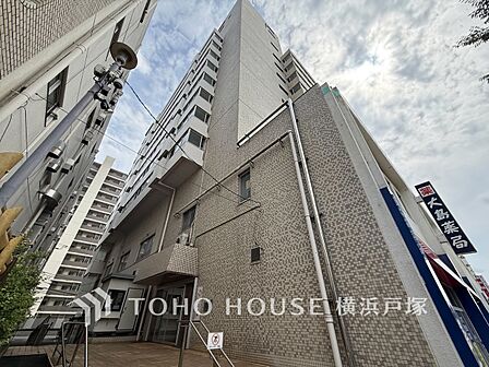 【Appearance】堂々たる趣ながら、主張し過ぎずどこか余裕を感じさせるシャープなフォルムで佇む邸宅は、晴天の空と照らし合わせる事で、本来あるべき完成形の姿を見せてくれます。