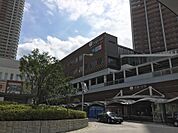 JR4路線、東急2路線が乗り入れるターミナル駅。都内・横浜両方面に気軽にアクセス可能です。発車メロディは川崎フロンターレの応援歌が使用されています。駅前には多彩な商業施設が揃っています。