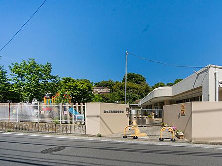 外遊びを重視し園庭も完備。自然豊かな環境を活かし「人や物、自然に大きな愛情を持つ」ことを保育理念としています。子どもたちの無限の可能性を信じ一人ひとりを大切にした保育をモットーとしています。