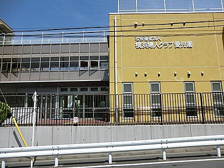 広い園庭や屋上プールを備え、子どもたちがのびのびと遊べる環境が整っています。また、リトミックや体操、英語教育など、多彩なプログラムを通じて子どもの可能性を育んでいます