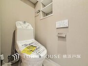 「Toilet」いつまでも清潔な空間であって頂けますように、目に留まるだけではなく、汚れをふき取り易いフロアと壁紙をチョイス致しました。洗浄便座になっておりますので、とても清潔にご使用いただけます。