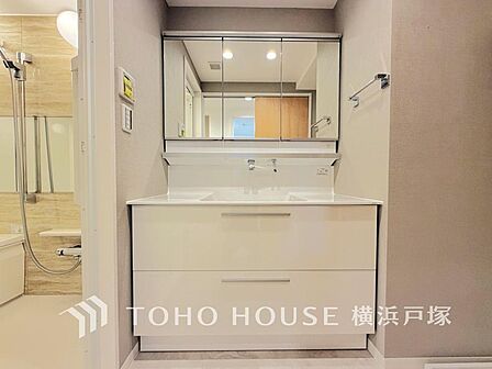 「Powder room」十分な大きさの洗面台は収納もさる事ながら、身だしなみチェックや歯磨きなど、朝の慌ただしい時間でもホテルライクなスペースで余裕とゆとりを感じて頂けます。