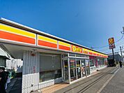 飲食料品や生活雑貨を取り揃え、周辺住民や通勤・通学者に便利なサービスを提供しています。ATMや宅配便受付などもあり、地域の暮らしをサポートしています。